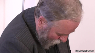 Старый дедушка наказывает внучку за воровство